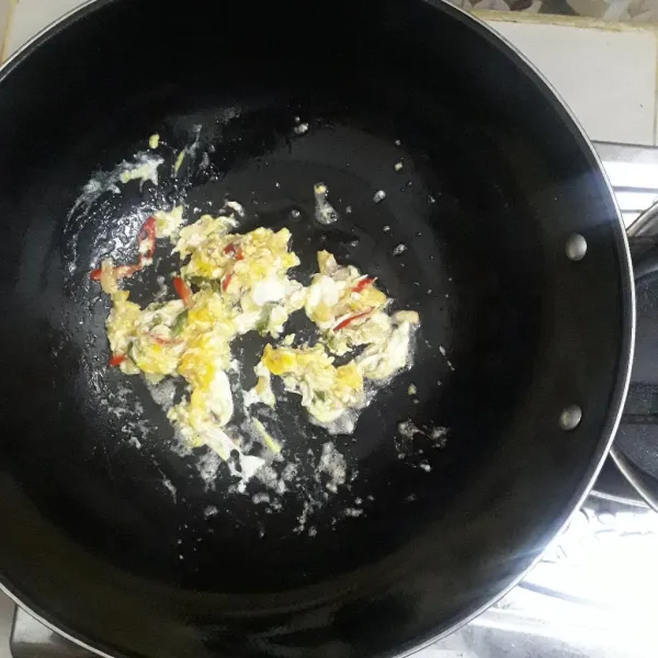 Panaskan minyak dalam wajan. Tumis bumbu iris hingga harum. Masukkan telur dan orak arik telur.