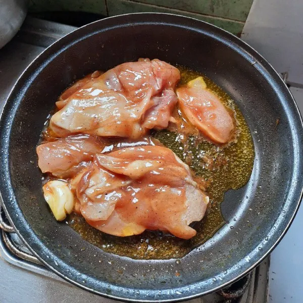 Panggang ayam di atas pan.