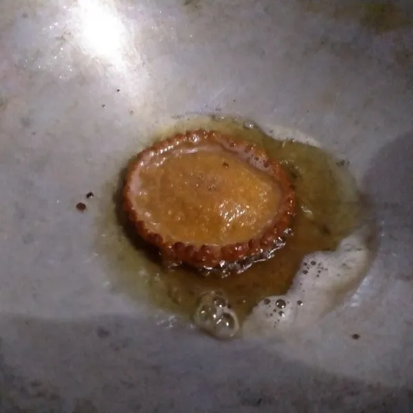 Setelah terlihat matang, bagian sisinya kecoklatan, balik sebentar saja.