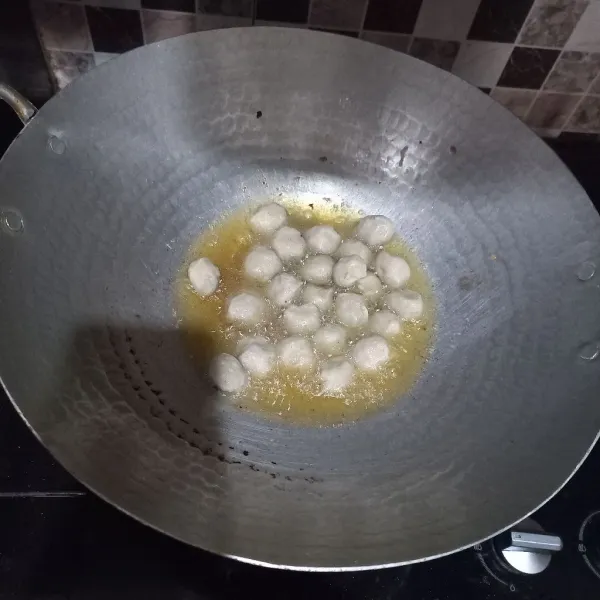Goreng bakso ayam hingga berubah warna, tiriskan.