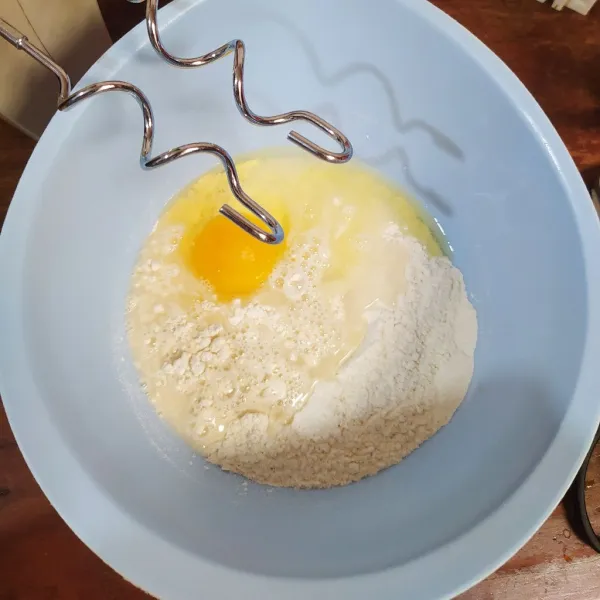 Campur terigu, gula pasir, susu bubuk dan ragi instan. Masukkan telur dan air es lalu mixer sampai tercampur rata.