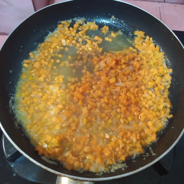 Masukkan wortel.