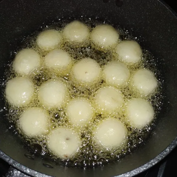 Goreng di minyak panas dengan api kecil.