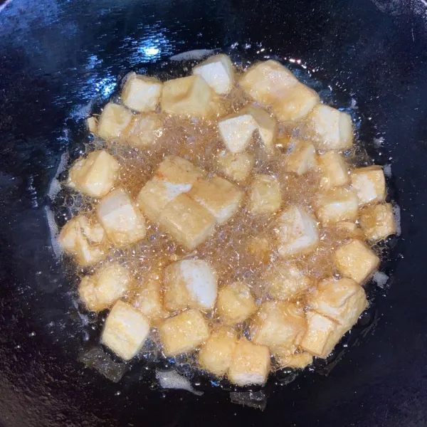 Goreng tahu sampai berkulit.