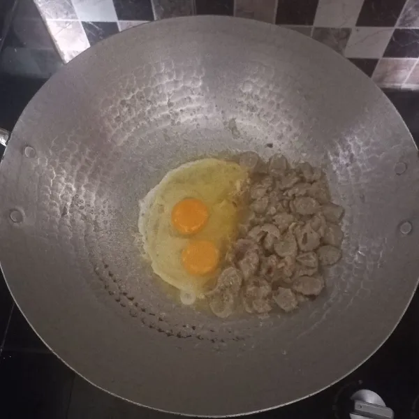 Masukkan telur ayam, aduk rata.