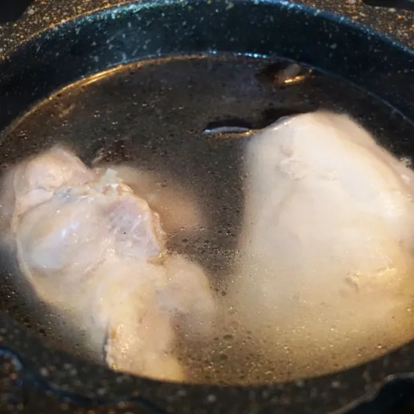 Rebus ayam sampai matang dengan daun salam, lalu tiriskan dan suir halus.