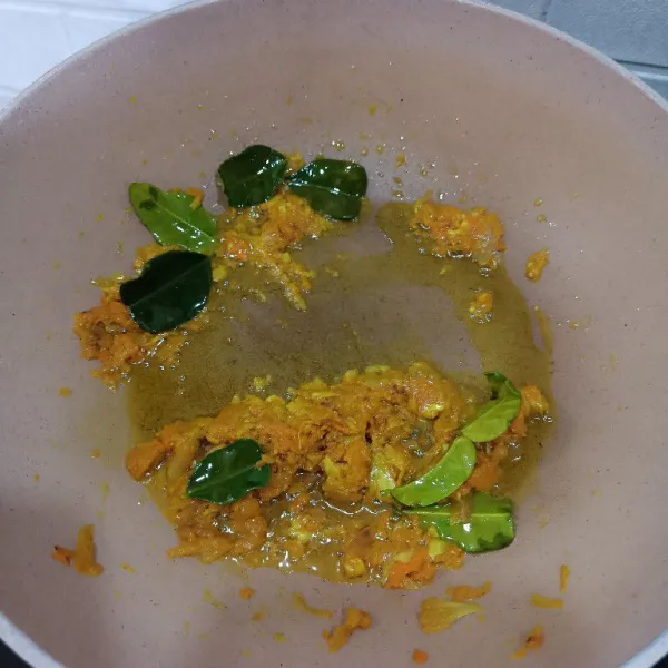Tumis bumbu halus dengan laos dan daun jeruk sampai harum dan bumbu matang agak kecoklatan kering.