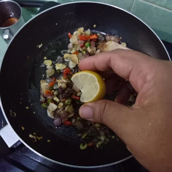 Beri air jeruk nipis, aduk rata.