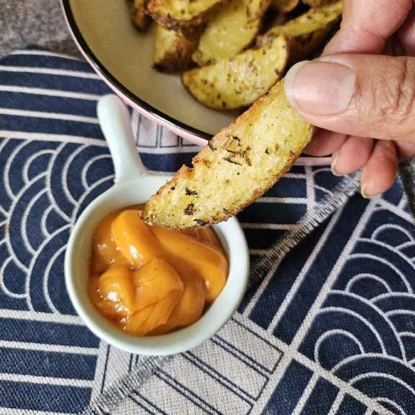 Keluarkan potato wedges dari air fryer tuang ke atas piring saji, kemudian sajikan dengan saus favorite keluarga.