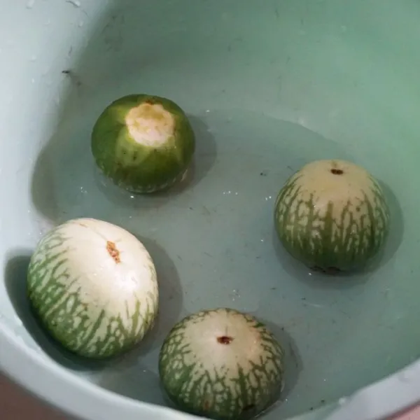 Siapkan terong bulat, iris tipis.