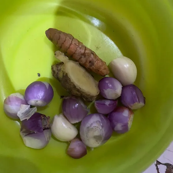 Blender bawang merah, bawang putih, jahe dan kunyit sampai halus.