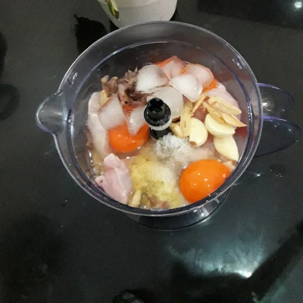 Masukkan ayam fillet kedalam chopper bersama dengan bawang merah dan putih goreng, bawang putih mentah, telur, kaldu bubuk, lada bubuk, garam, gula, dan es batu. Chopper sampai halus.