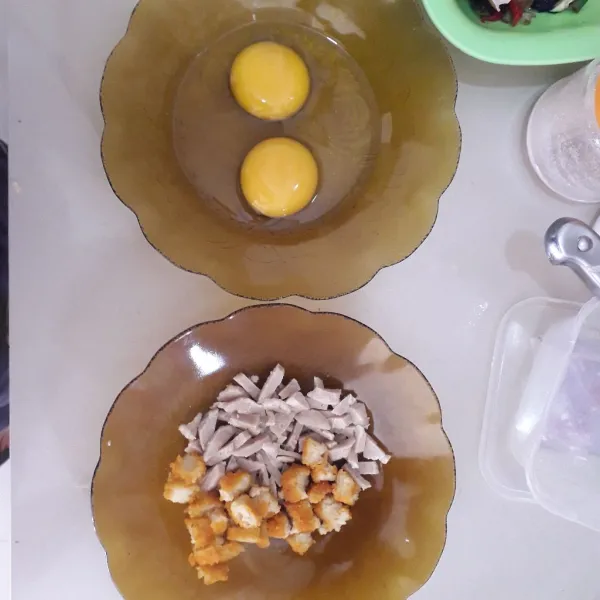 Pecahkan telur ke piring. Potong bakso dan naget.