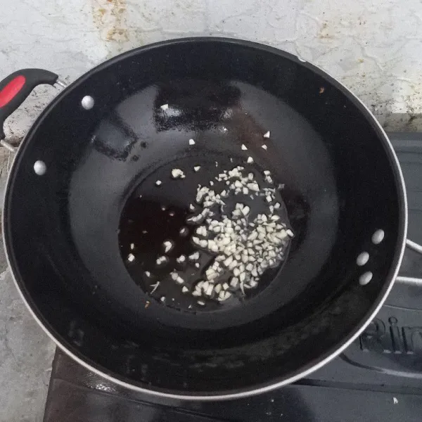 Cincang bawang putih kemudian tumis bawang sampai harum.