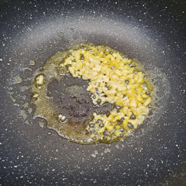 Panaskan minyak goreng dan margarin. Tumis bawang putih sampai layu dan harum.