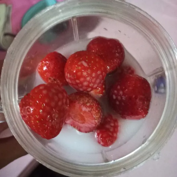 Selanjutnya buat puree strawberry dengan mencampur semua bahan, sisihkan.