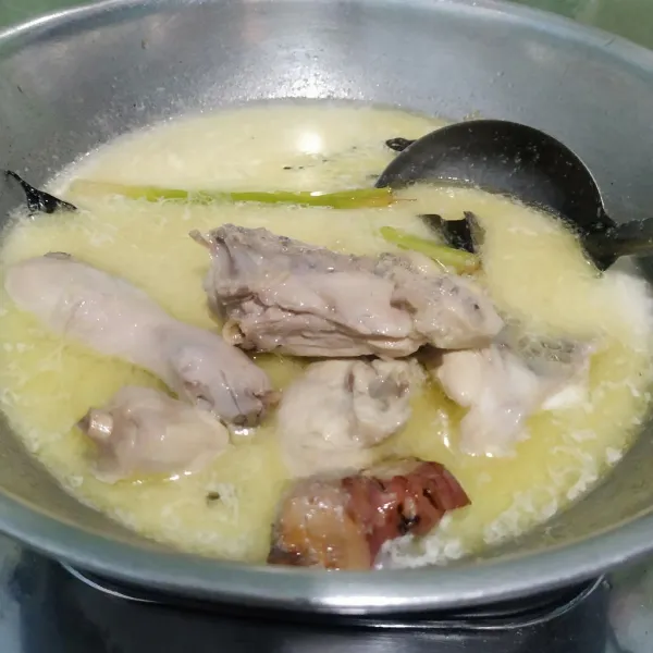 Masukkan ayam, masak hingga empuk.