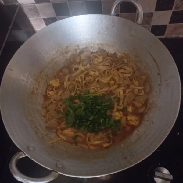 Masukkan irisan seledri lalu masak hingga menyerap.