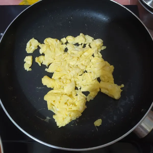 Buat orak-arik telur, sisihkan.