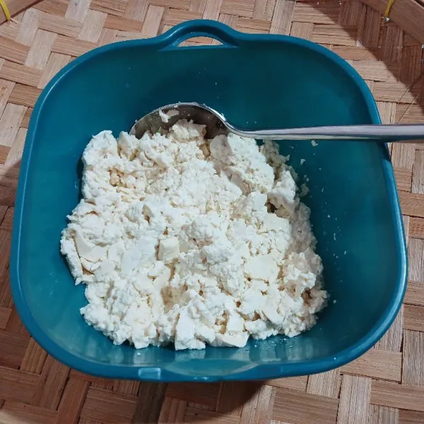 Hancurkan tahu dengan sendok. Sisihkan.