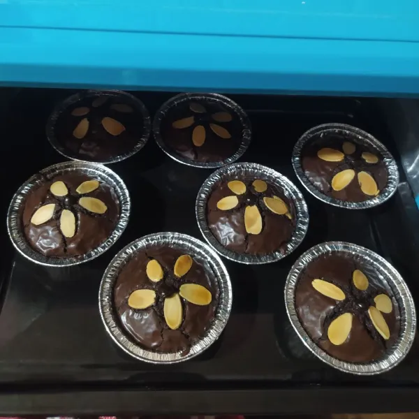 Panaskan oven di suhu 180°C. Masukkan brownies lalu panggang selama 35 menit api atas bawah. (Sesuaikan dengan oven masing-masing). Setelah matang, angkat dan biarkan dingin.
