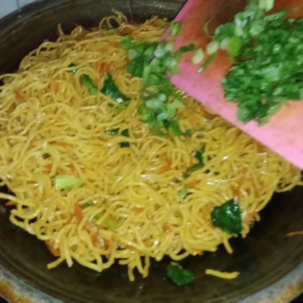 Terakhir tambahkan setengah bagian sisa daun bawang dan seledri aduk rata, dan matikan kompor.