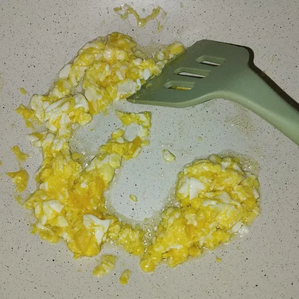 Buat orak-arik telur.