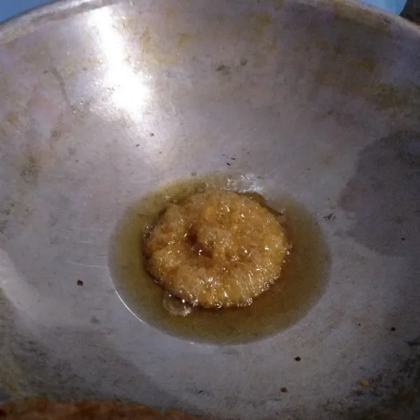 Suhu api harus stabil, setelah cucur mengarah ke tengah dan membentuk bulatan segera siram dengan minyak panas yang ada di sekitar wajan agar bagian tengah matang.