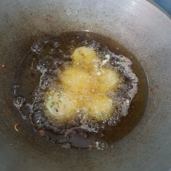 Goreng perkedel hingga matang & berwarna kecoklatan. Angkat.