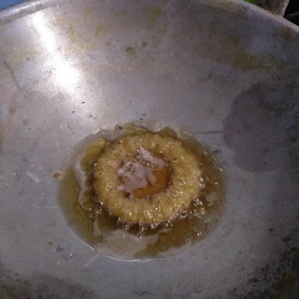 Gunakan wajan cekung. Tuang 8 sendok makan minyak. Panaskan pakai api sedang cenderung kecil, jangan terlalu kecil apinya. Tuang 1 sendok sayur adonan cucur, minyak wajib panas tapi jangan terlalu panas.