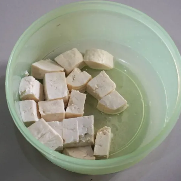 Potong tahu kotak-kotak kecil.