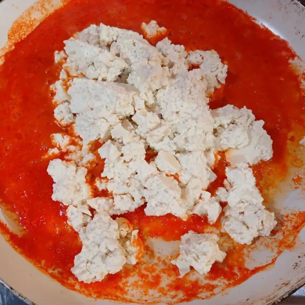 Masukkan tahu, aduk rata. Tambahkan garam, gula, dan kaldu jamur. Aduk rata koreksi rasa.