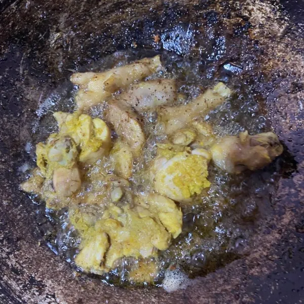 Goreng ayam yang sudah dipresto dengan api kecil dan jangan lupa dibalik.