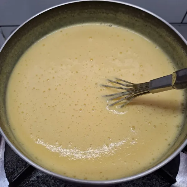 Masak di atas kompor dengan api sedang sambil diaduk-aduk sampai mendidih. Koreksi rasa manis sesuai selera.