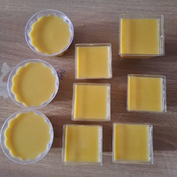Tuang adonan puding dalam cup agar. Biarkan sampai puding dingin dan set. Simpan di kulkas, sajikan dingin lebih nikmat.