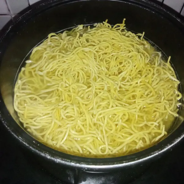 Didihkan air, rebus mie hingga lunak dan tiriskan.