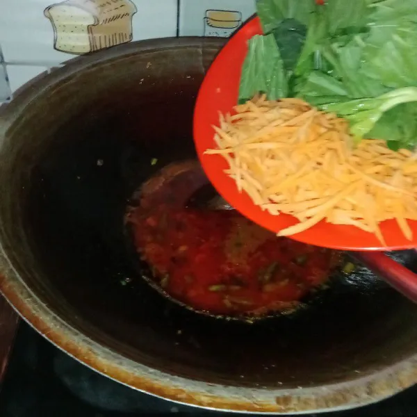 Masukan bahan sayur, masak hingga setengah layu.