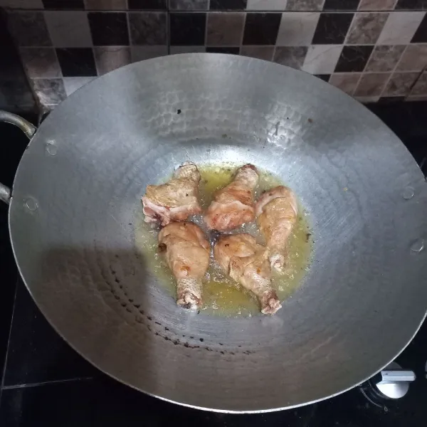 Goreng paha ayam hingga kecoklatan, tiriskan.