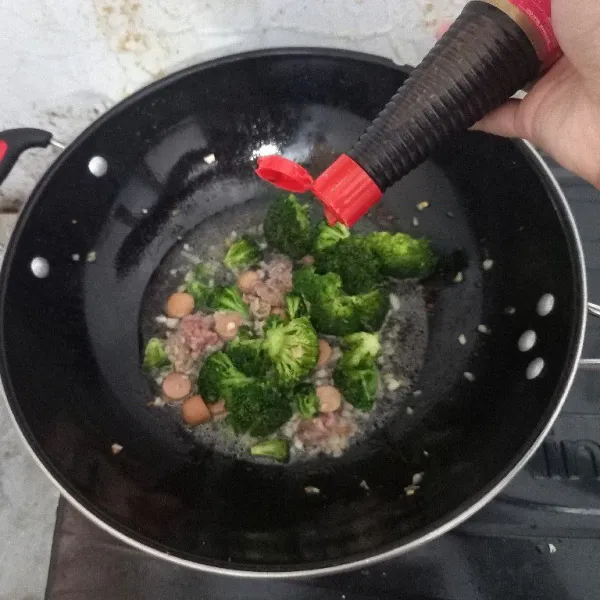Tambahkan saus tiram dan penyedap rasa. Masak sampai brokoli matang.