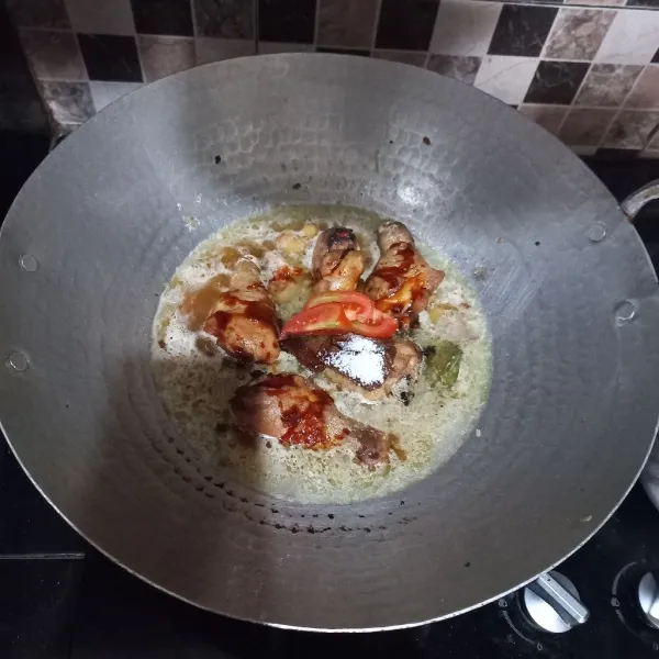 Beri garam, kecap manis, saus tiram dan irisan tomat, masak hingga matang, koreksi rasa.