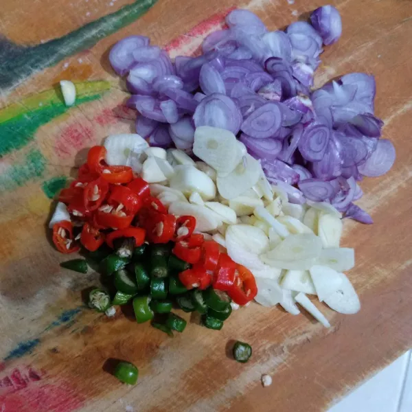Iris duo cabai dan duo bawang.