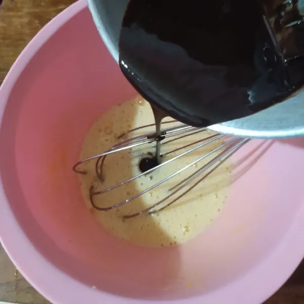 Masukkan campuran DCC, aduk rata.