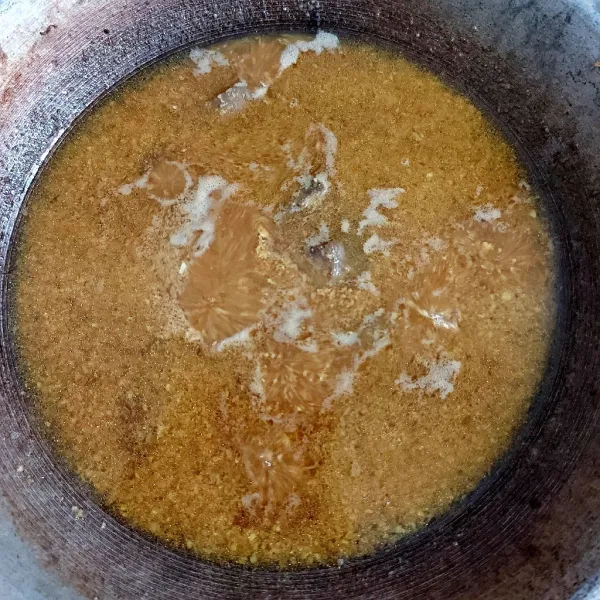 Tambahkan air hingga hati sapi terendam. Bumbui dengan kecap, garam, kaldu bubuk, gula, pala, dan lada bubuk. Masak di api cenderung kecil.