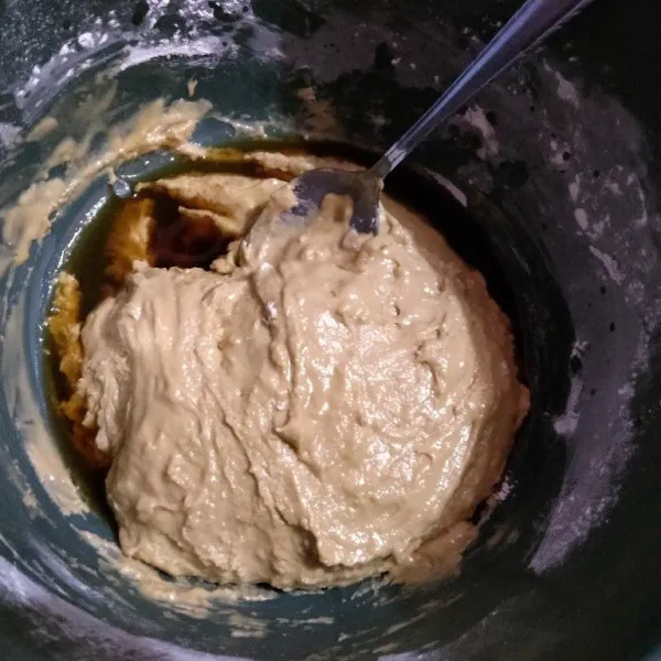 Terus tuang sampai adonan agak berubah menjadi kental tapi mudah diaduk.
