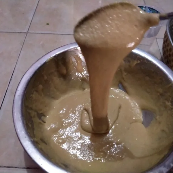 Keplok-keplok adonan pakai sendok atau tangan boleh, selama 10-15 menit. Keploknya sampai adonan halus dan ketika diangkat tinggi tidak putus.