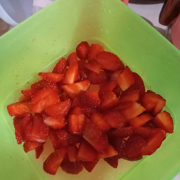 Siapkan strawberry yang sudah dibersihkan, potong kecil-kecil, sisihkan.