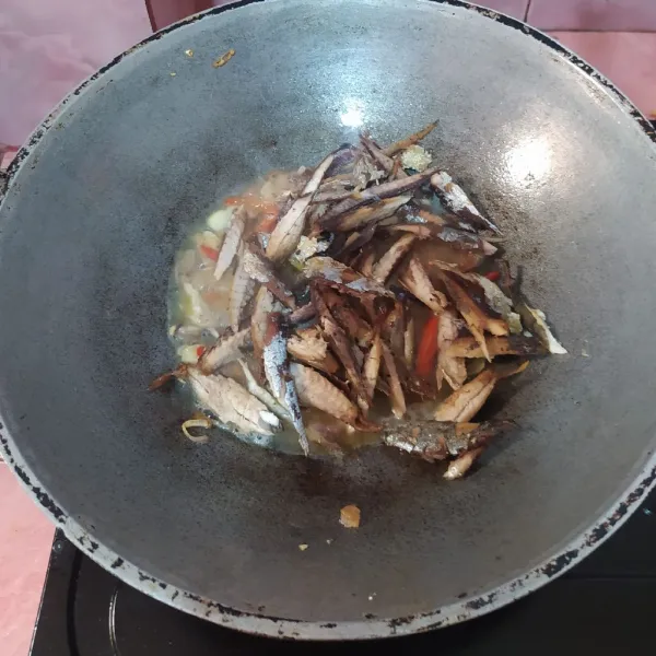 Masukkan ikan pindang suwir, tambahkan air.