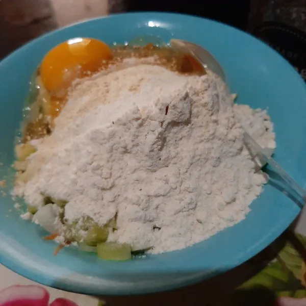 Tambahkan tepung, telur dan bumbu lain. Lalu tambahkan air dan aduk rata. 1 adonan untuk 2x panggang.