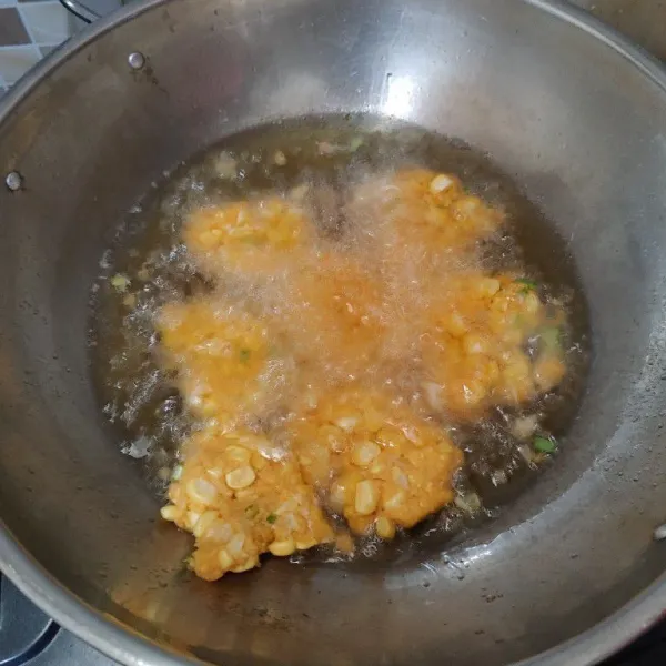 Siapkan minyak dalam wajan, lalu goreng adonan bakwan.
