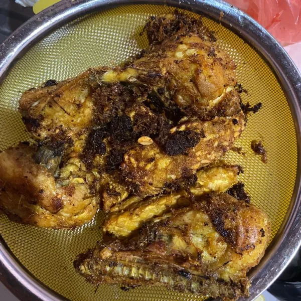 Ayam sudah siap dimasak dan siap untuk disajikan dengan nasi hangat.